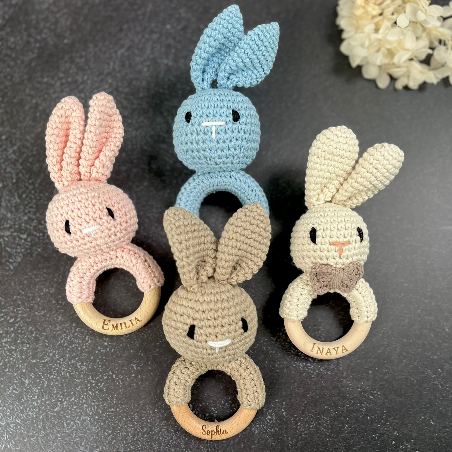 Personalisierte Baby Rassel Baby Greifling mit Name und Hase aus Holz liebevolles Geschenk zur Geburt oder Taufe fĂźr Neugeborene & Babys