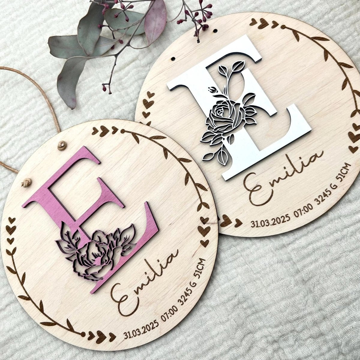 Geburtsschild aus Holz personalisiert | Geschenk zur Geburt mit 3D - Monogramm - LaserArt Germany