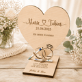 Geldgeschenk zur Hochzeit aus Holz – graviertes Herz mit Ringen und Geldschein