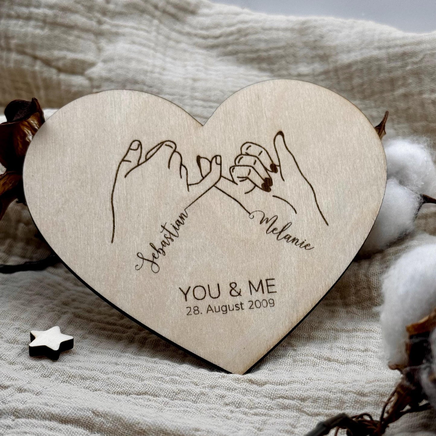 Personalisiertes geschenk für paare mit name datum, herz form aus holz hand in hand geschenk jahrestage, hochzeit, brautpaar, valentinstag