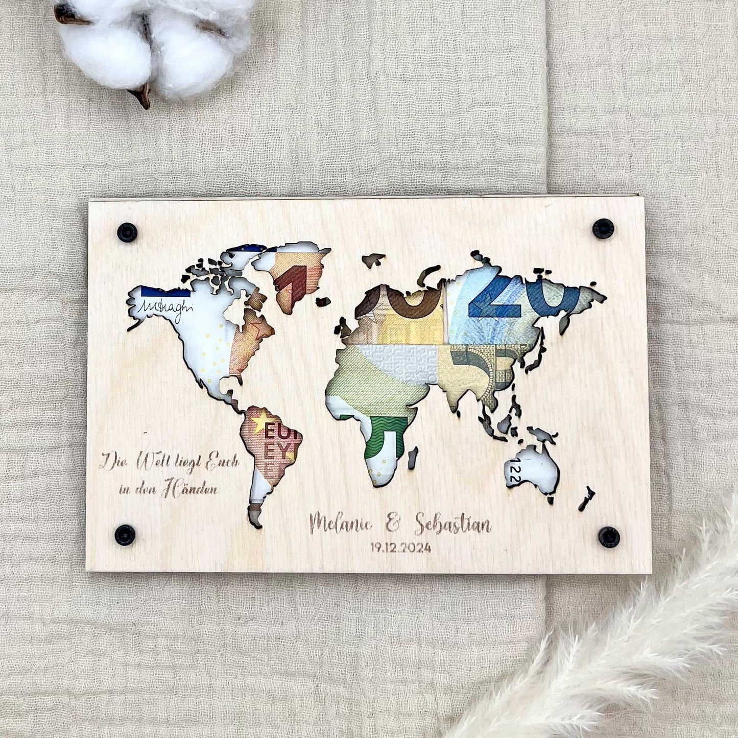 Personalisierbares Geldgeschenk Holz Weltkarte Hingucker für Geburtstage, Hochzeit, Jubiläen, Kommunion, Konfirmation, Firmung, Taufe