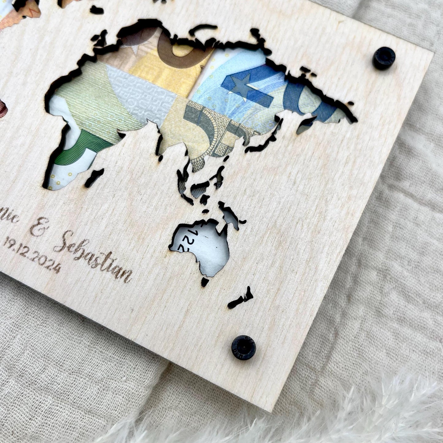 Personalisierbares Geldgeschenk Holz Weltkarte Hingucker für Geburtstage, Hochzeit, Jubiläen, Kommunion, Konfirmation, Firmung, Taufe