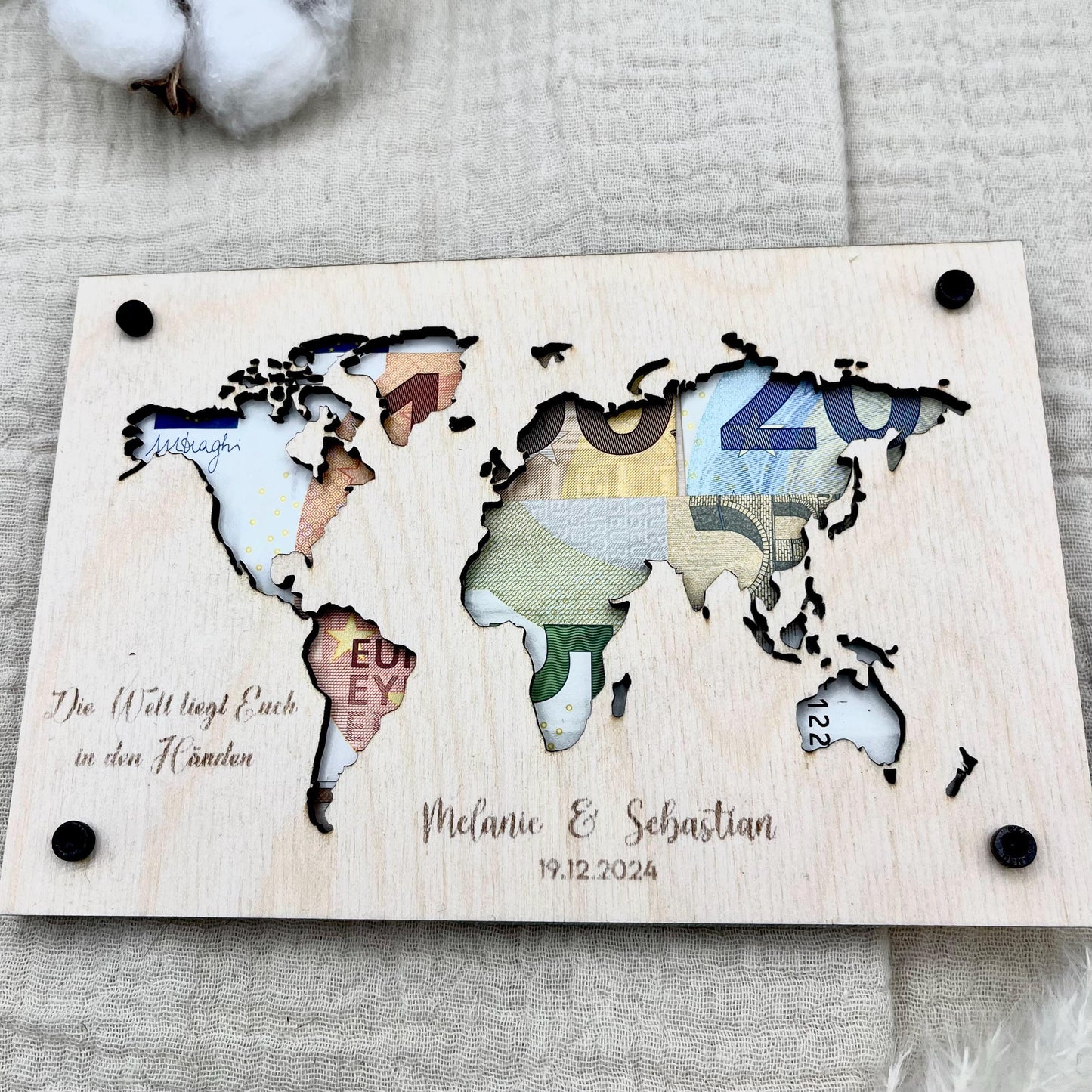 Personalisierbares Geldgeschenk Holz Weltkarte Hingucker für Geburtstage, Hochzeit, Jubiläen, Kommunion, Konfirmation, Firmung, Taufe