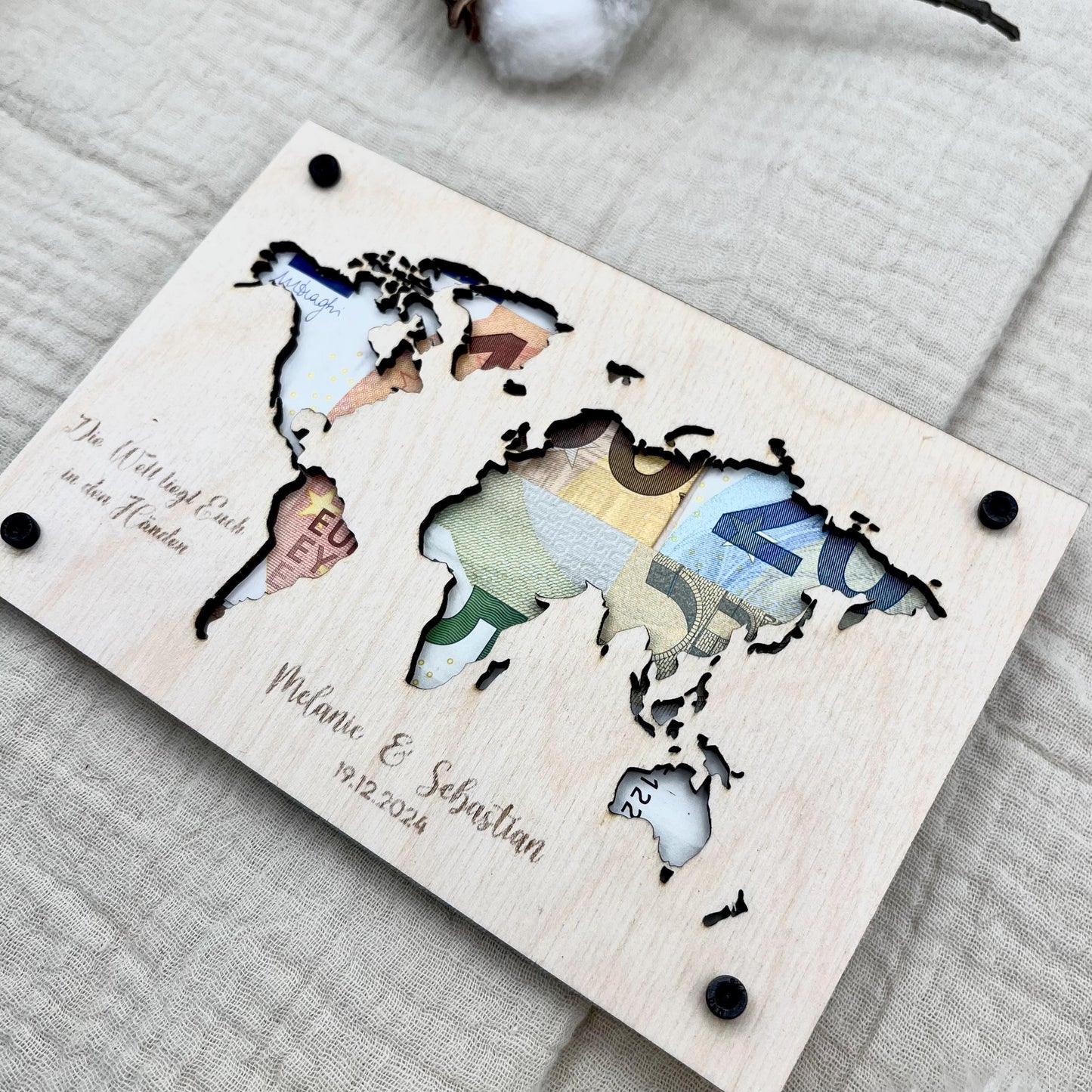 Personalisierbares Geldgeschenk Holz Weltkarte Hingucker für Geburtstage, Hochzeit, Jubiläen, Kommunion, Konfirmation, Firmung, Taufe