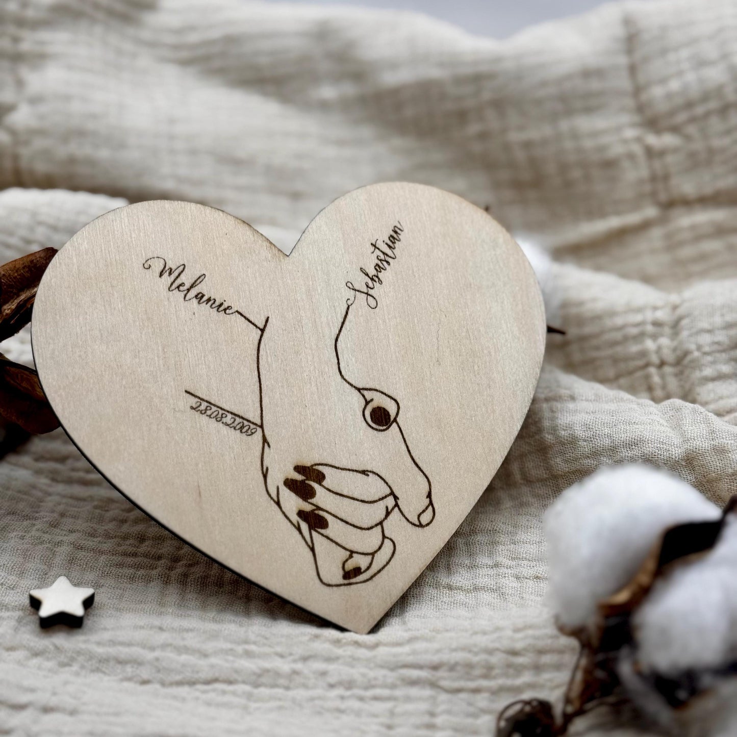 Personalisiertes Geschenk für Paare mit Name Datum, Herz form aus Holz Hand in Hand Geschenk Jahrestage, Hochzeit, Brautpaar, Valentinstag