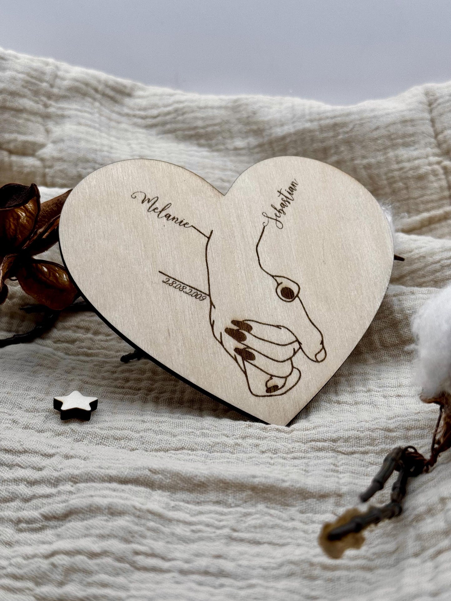 Personalisiertes Geschenk für Paare mit Name Datum, Herz form aus Holz Hand in Hand Geschenk Jahrestage, Hochzeit, Brautpaar, Valentinstag