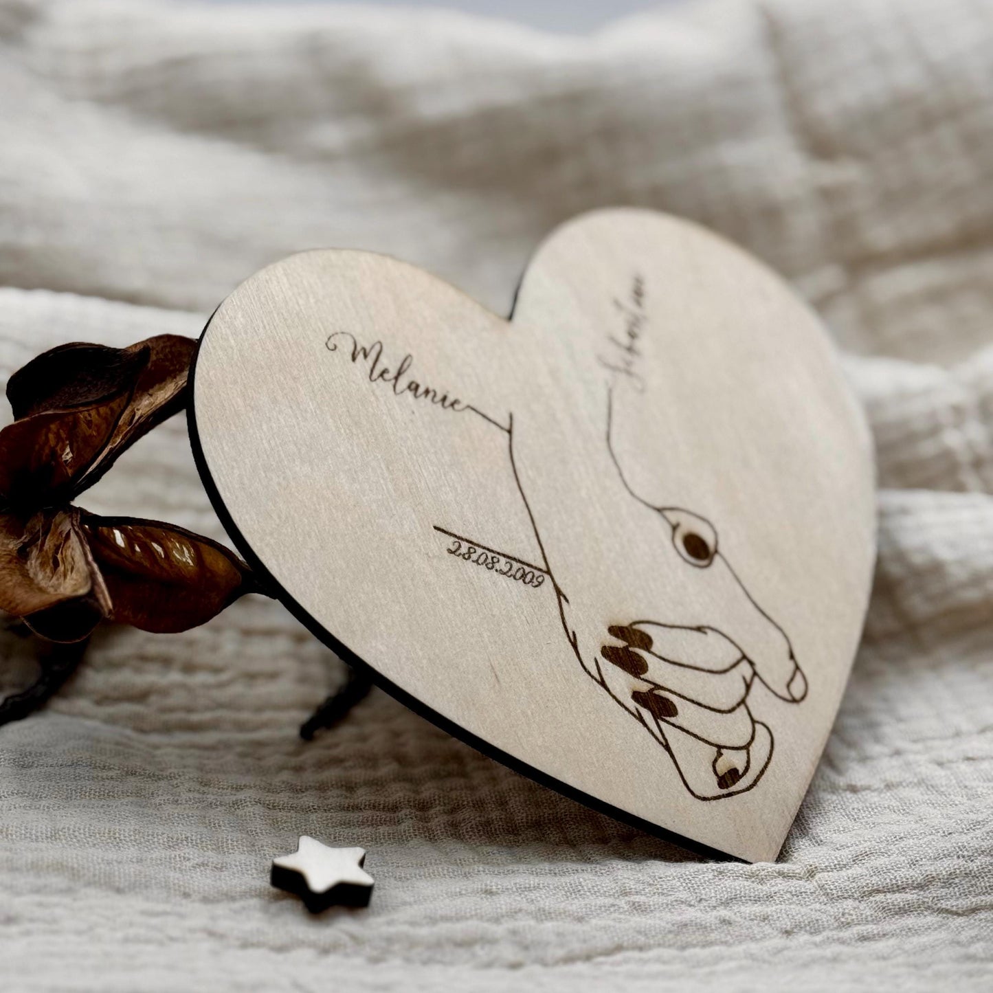 Personalisiertes Geschenk für Paare mit Name Datum, Herz form aus Holz Hand in Hand Geschenk Jahrestage, Hochzeit, Brautpaar, Valentinstag