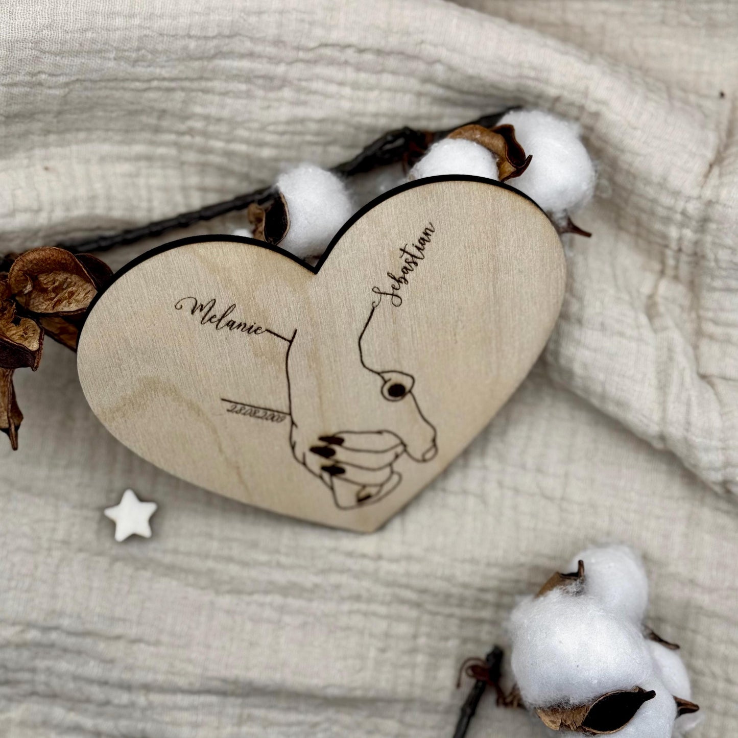 Personalisiertes Geschenk für Paare mit Name Datum, Herz form aus Holz Hand in Hand Geschenk Jahrestage, Hochzeit, Brautpaar, Valentinstag