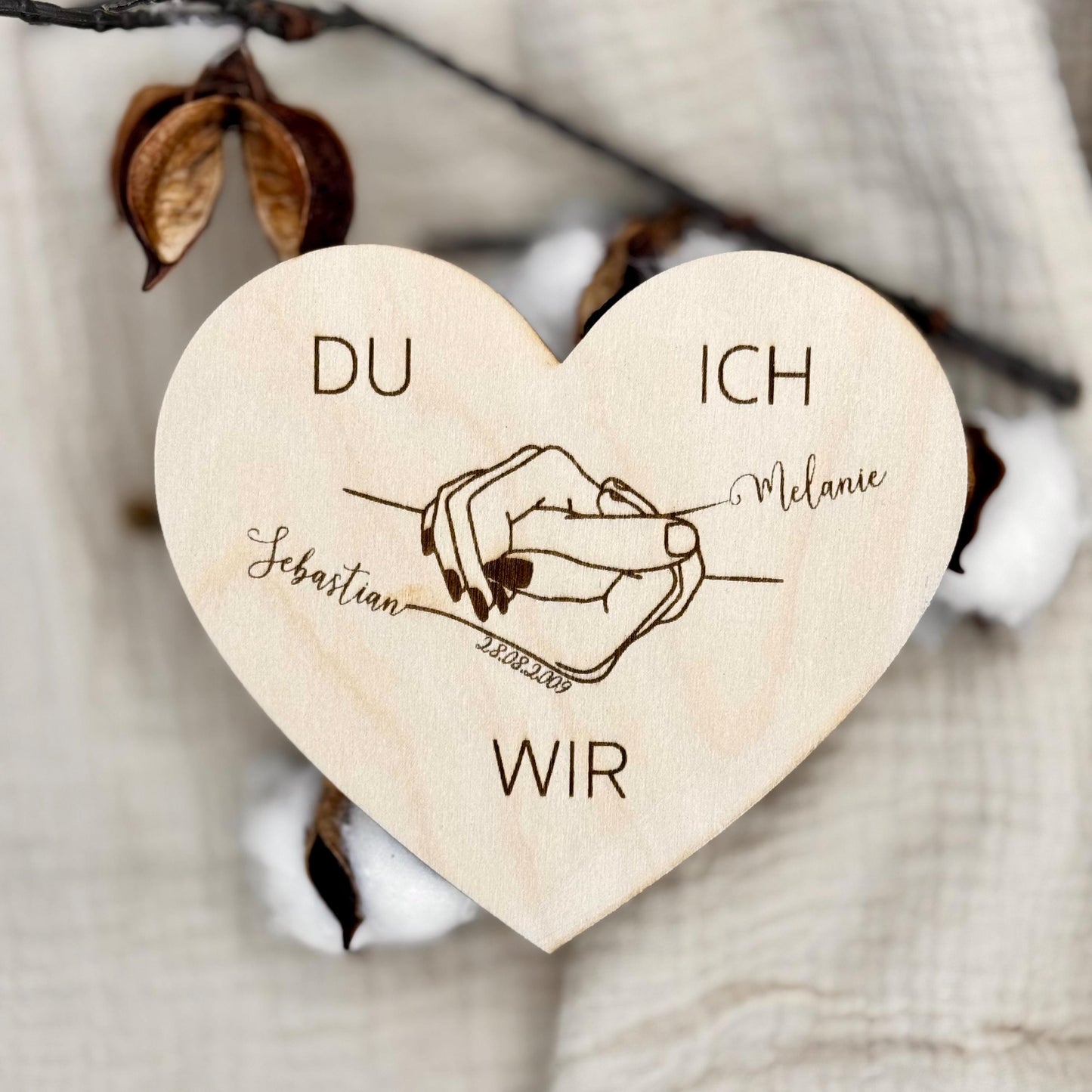 Personalisiertes Herz-Dekor Holz – Hand-in-Hand-Motiv mit Namen & Datum | Geschenk Hochzeit & Jahrestag