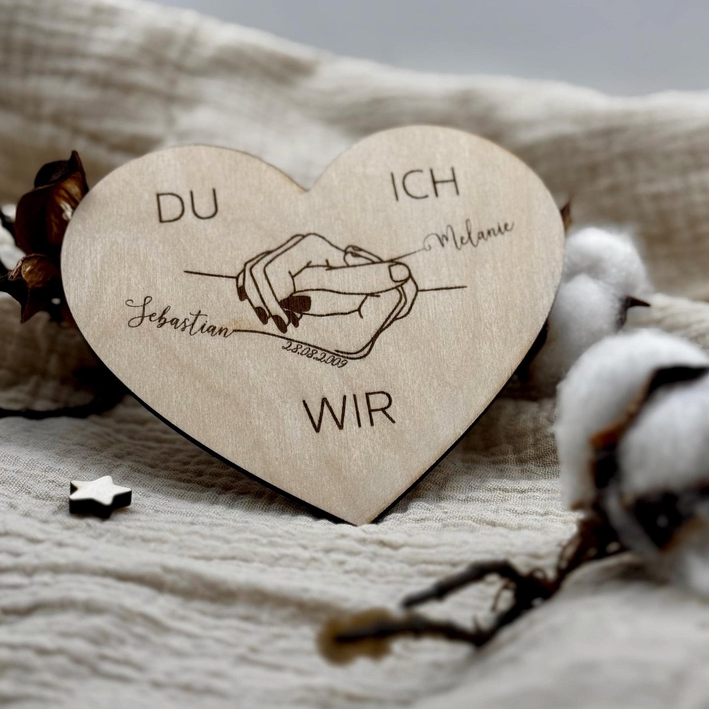 Personalisiertes Herz-Dekor Holz – Hand-in-Hand-Motiv mit Namen & Datum | Geschenk Hochzeit & Jahrestag