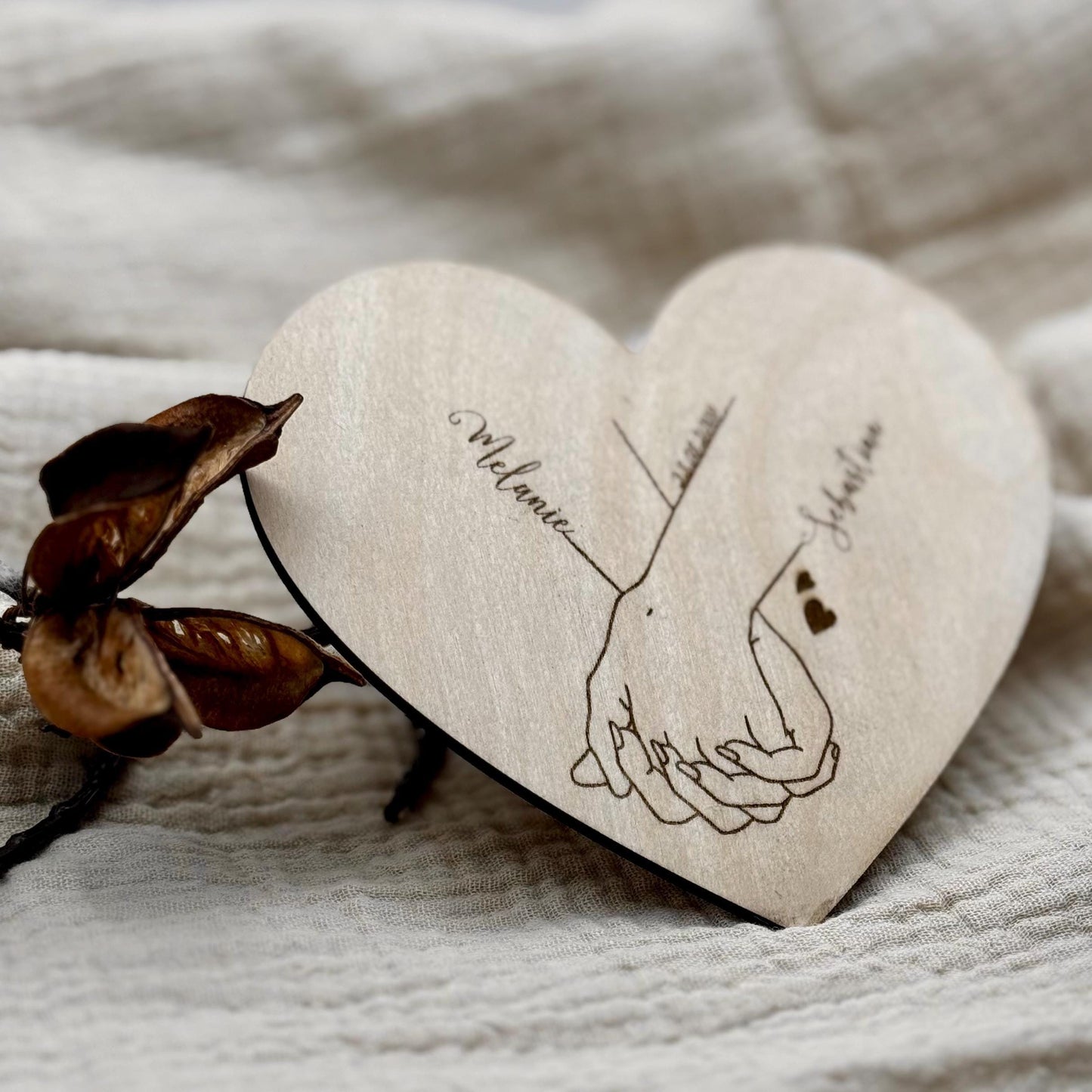Herz-Dekoration aus Holz personalisiert – Hand-in-Hand Motiv Geschenk für Paare, Hochzeit & Jahrestag