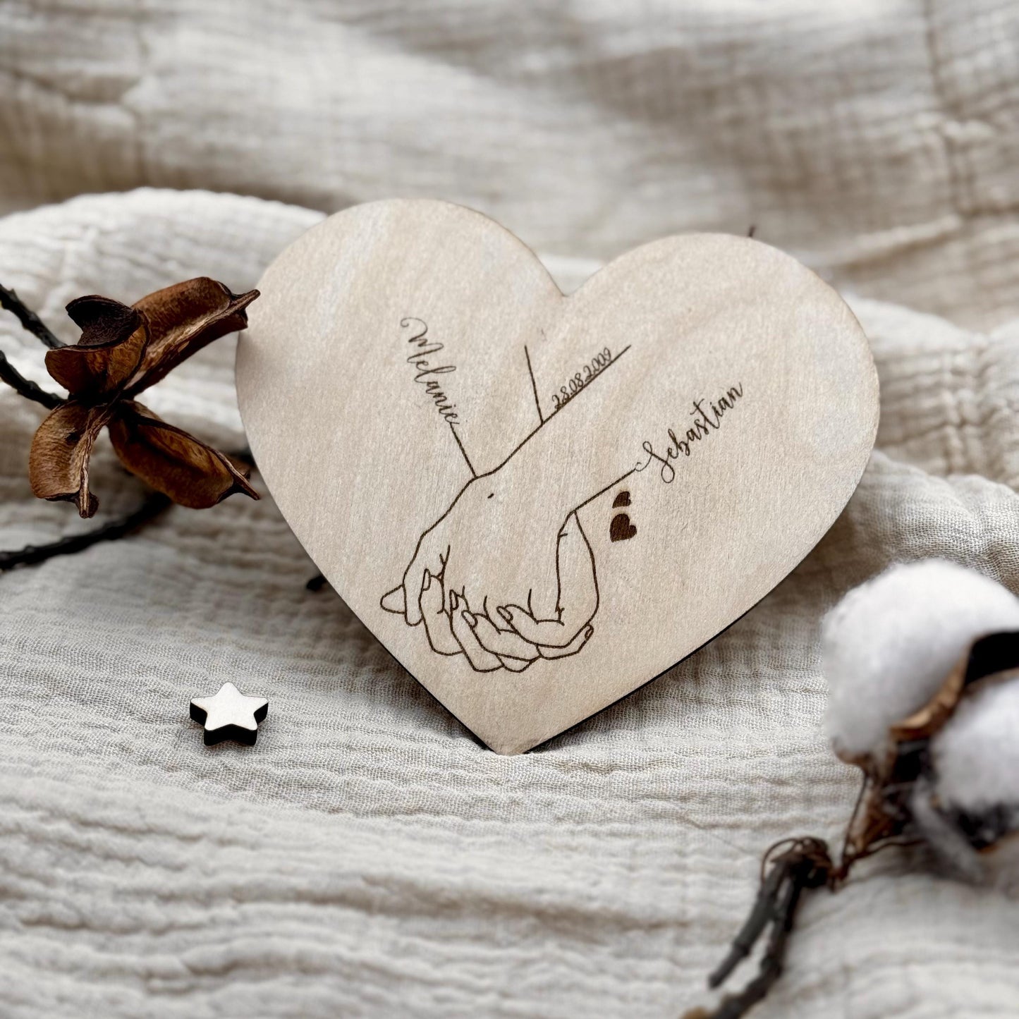 Herz-Dekoration aus Holz personalisiert – Hand-in-Hand Motiv Geschenk für Paare, Hochzeit & Jahrestag