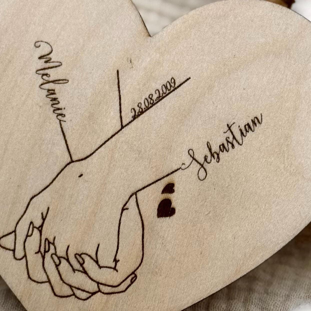 Herz-Dekoration aus Holz personalisiert – Hand-in-Hand Motiv Geschenk für Paare, Hochzeit & Jahrestag