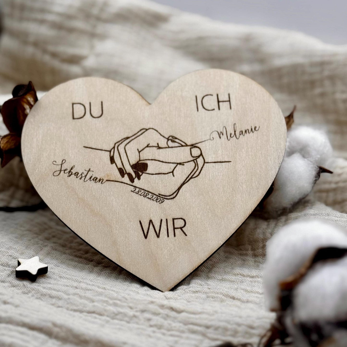 Personalisiertes Herz-Dekor Holz – Hand-in-Hand-Motiv mit Namen & Datum | Geschenk Hochzeit & Jahrestag