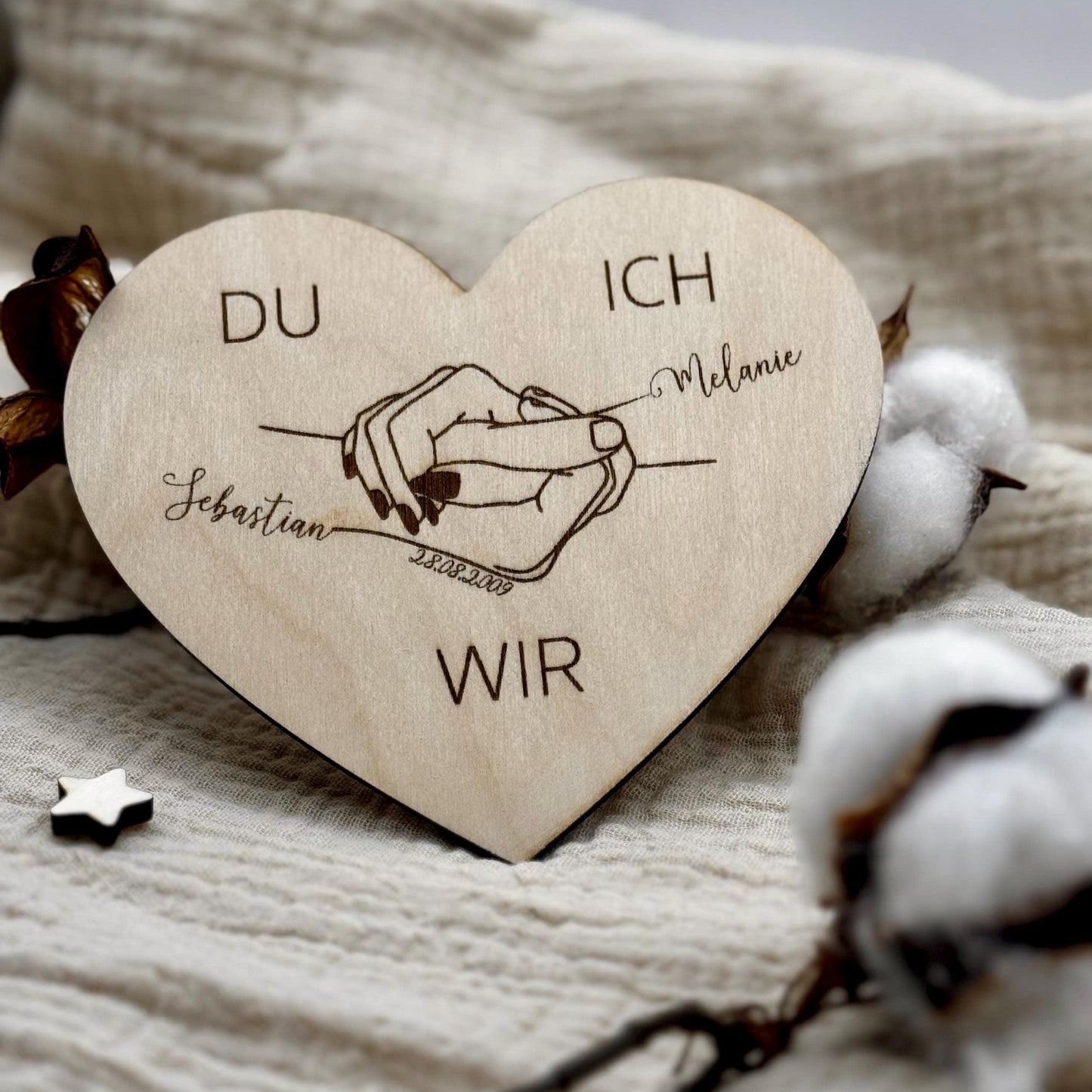 Personalisiertes Herz-Dekor Holz – Hand-in-Hand-Motiv mit Namen & Datum | Geschenk Hochzeit & Jahrestag