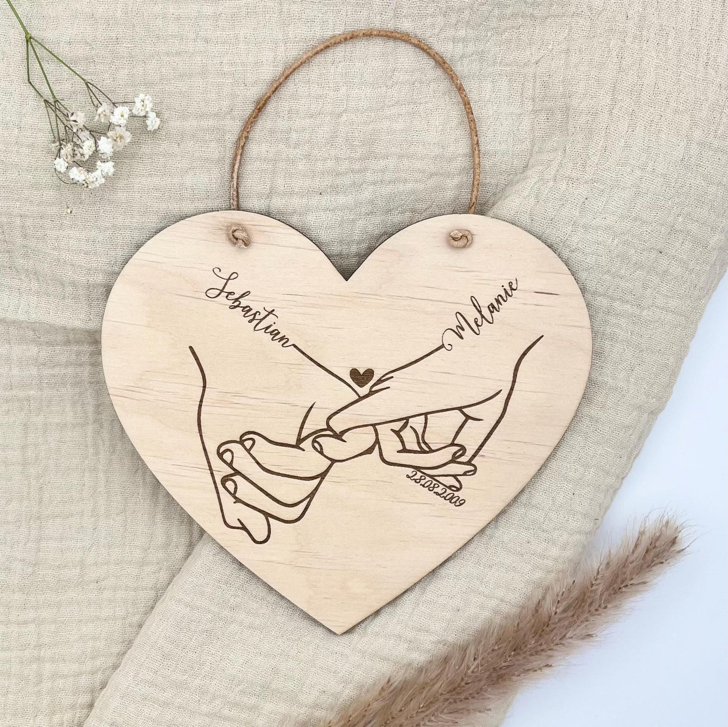 Herz-Dekor Hand-in-Hand Motiv – personalisiertes Geschenk für Paare