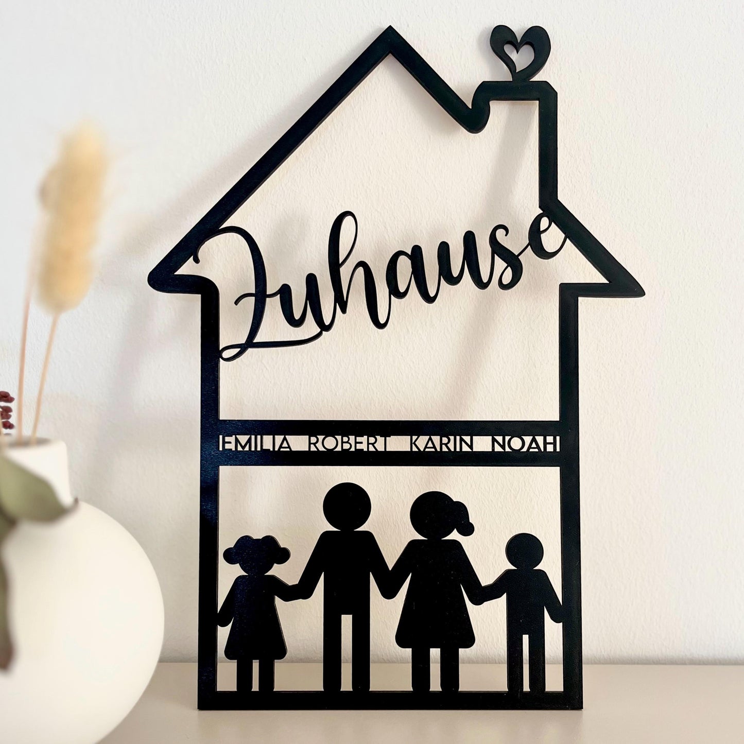 Familienschild aus Holz in Hausform – personalisiert mit Namen & Figuren