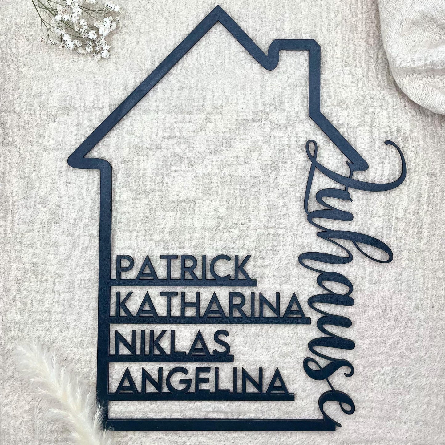 Familienschild Holz Hausform personalisiert – mit Namen & Vornamen | Geschenk Einzug, Hochzeit & Hausbau