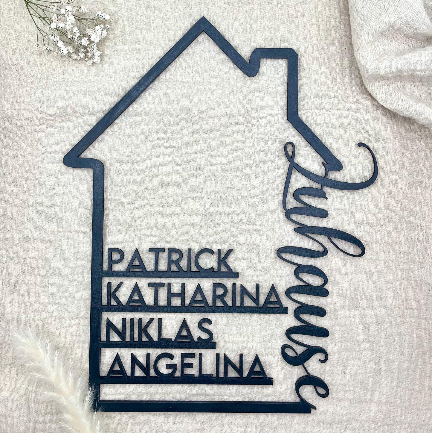 Familienschild aus Holz personalisiert – Geschenk zur Hochzeit, Einzug & Familie