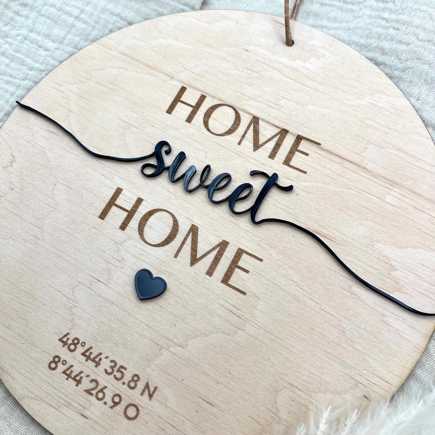 Personalisiertes Türschild aus Holz, Wanddeko mit Koordinaten und Acryl Schrift, Geschenk zum Einzug, Hauskauf & Richtfest, ø 19 cm