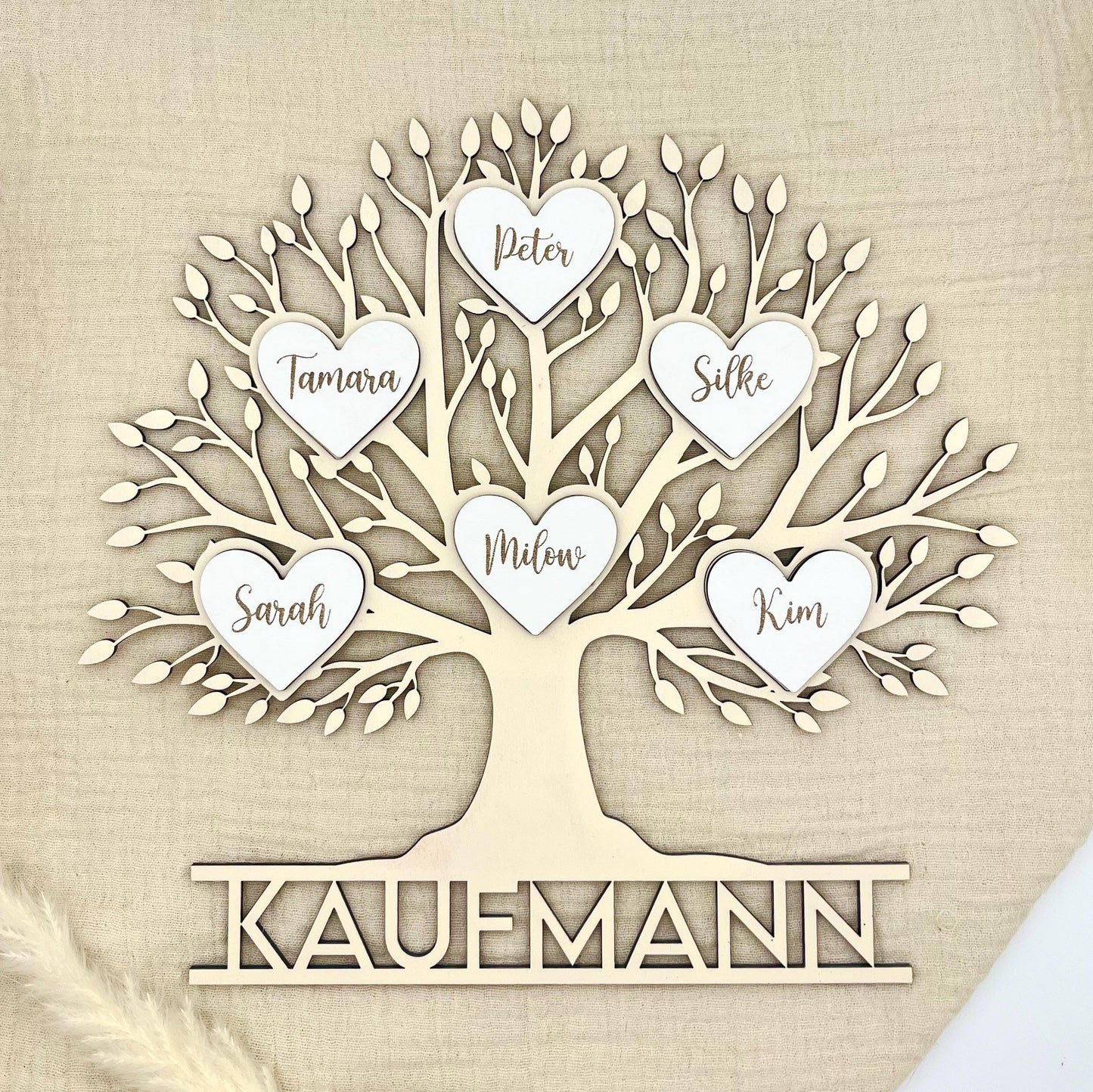 Familienschild Stammbaum aus Holz personalisiert – mit Herzen & bis zu 30 Namen