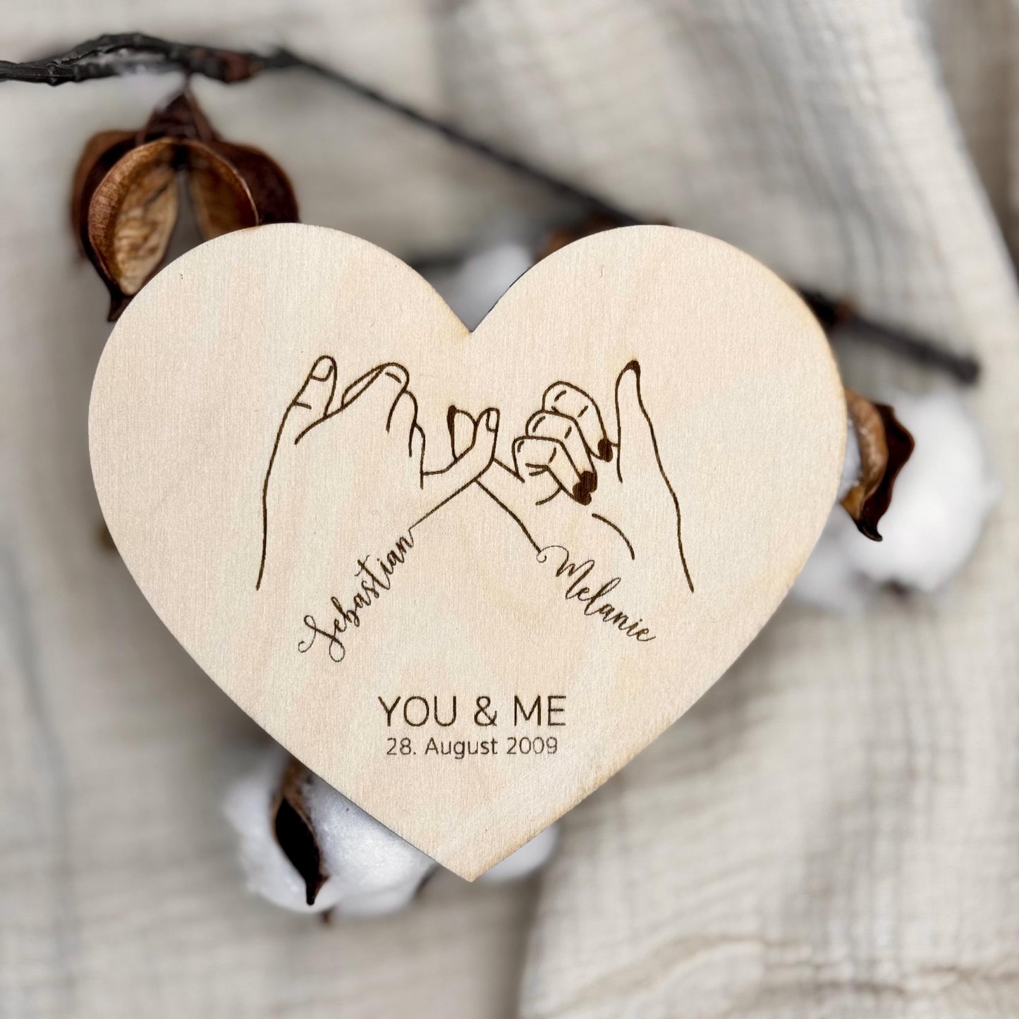Personalisiertes geschenk für paare mit name datum, herz form aus holz hand in hand geschenk jahrestage, hochzeit, brautpaar, valentinstag