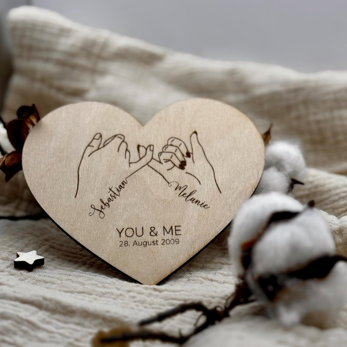 Personalisiertes geschenk für paare mit name datum, herz form aus holz hand in hand geschenk jahrestage, hochzeit, brautpaar, valentinstag