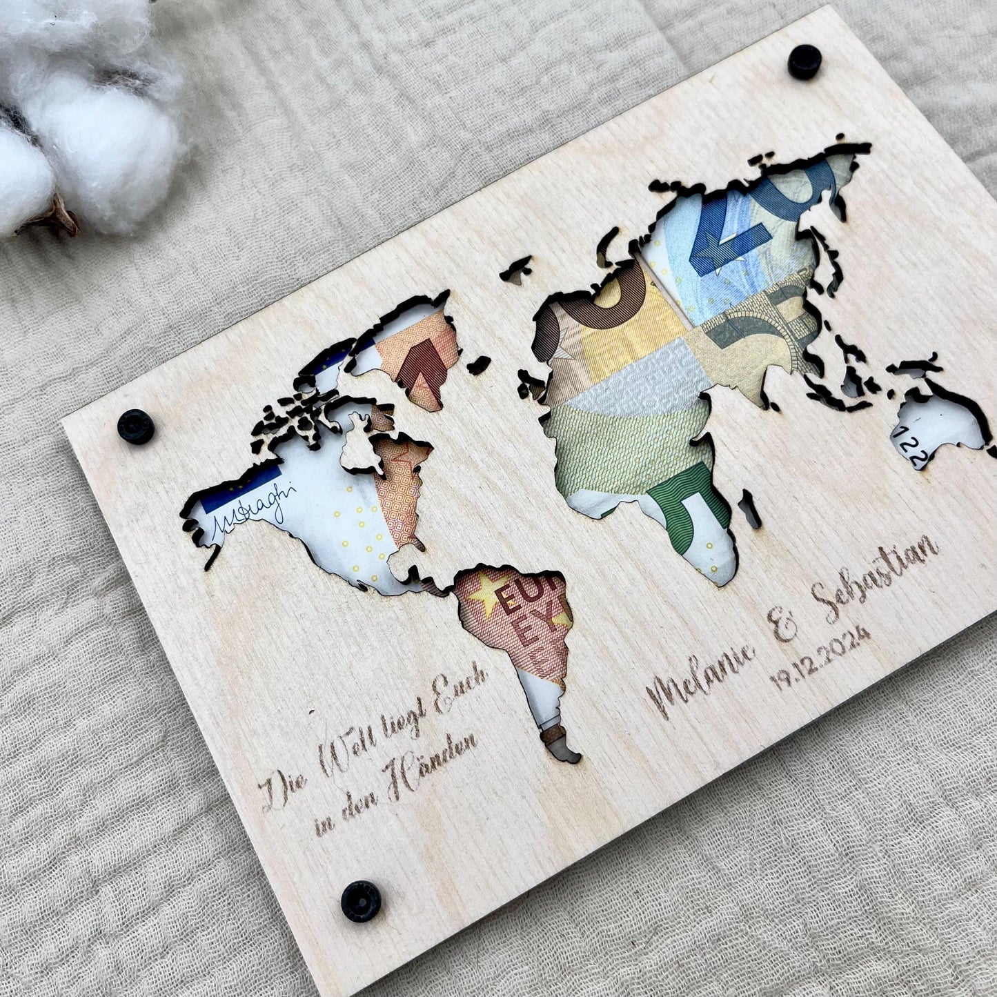 Personalisierbares Geldgeschenk Holz Weltkarte Hingucker für Geburtstage, Hochzeit, Jubiläen, Kommunion, Konfirmation, Firmung, Taufe