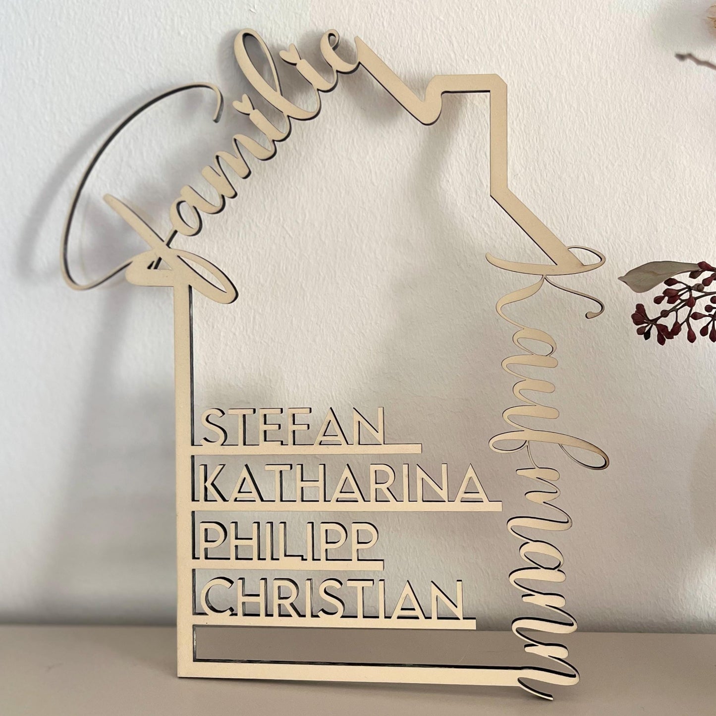 Personalisierbares familienschild in hausform, deko aus holz mit namen, geschenk zum einzug, hausbau, familie