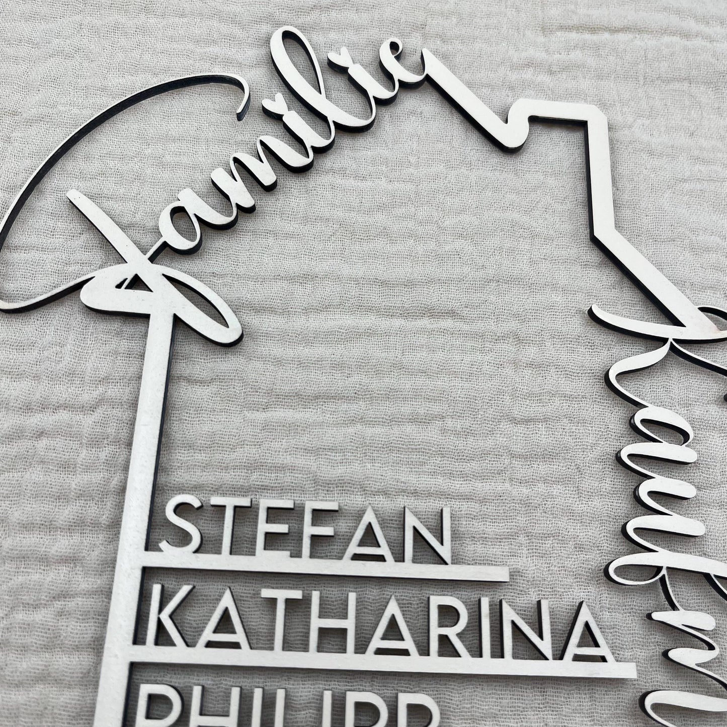 Personalisierbares familienschild in hausform, deko aus holz mit namen, geschenk zum einzug, hausbau, familie
