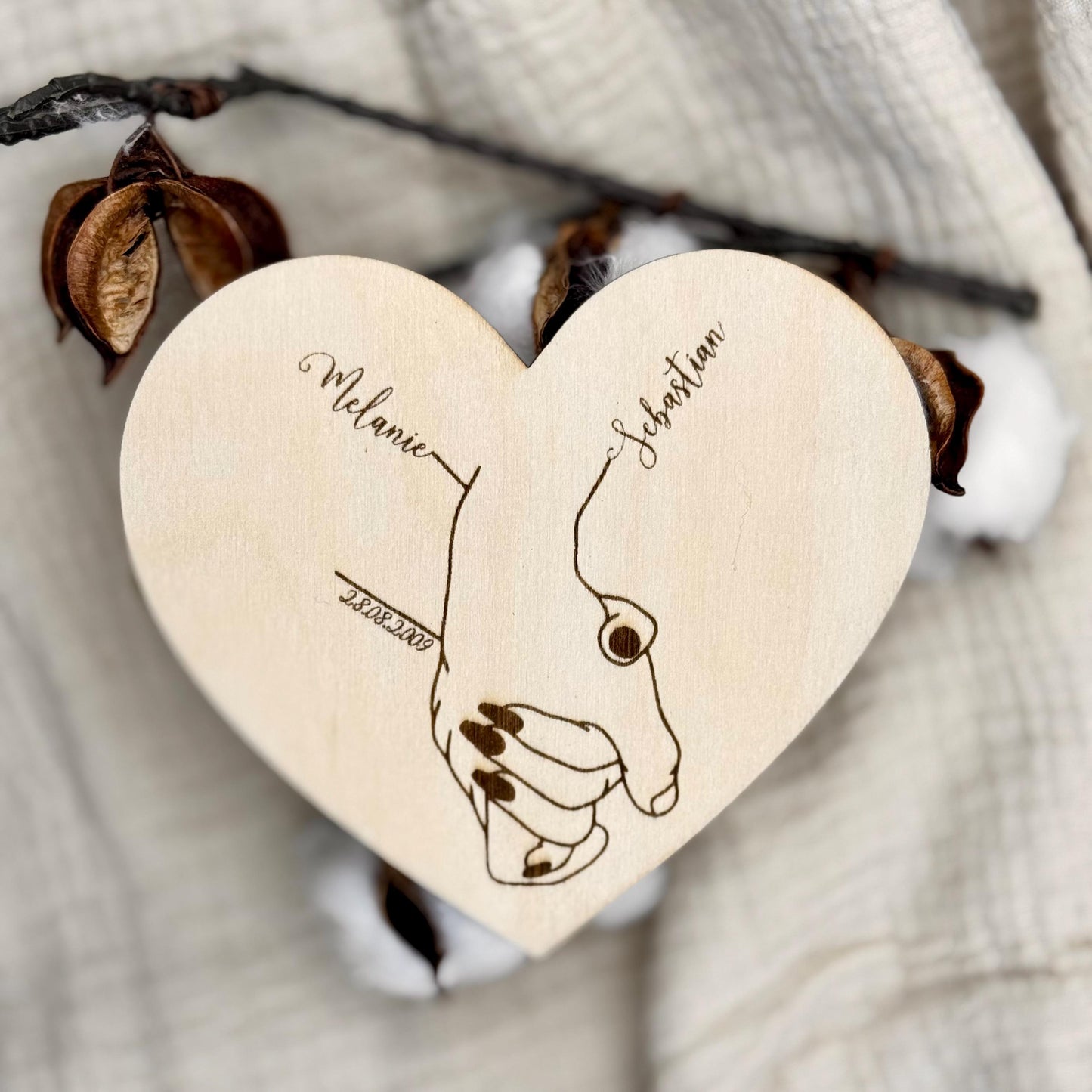 Personalisiertes Geschenk für Paare mit Name Datum, Herz form aus Holz Hand in Hand Geschenk Jahrestage, Hochzeit, Brautpaar, Valentinstag