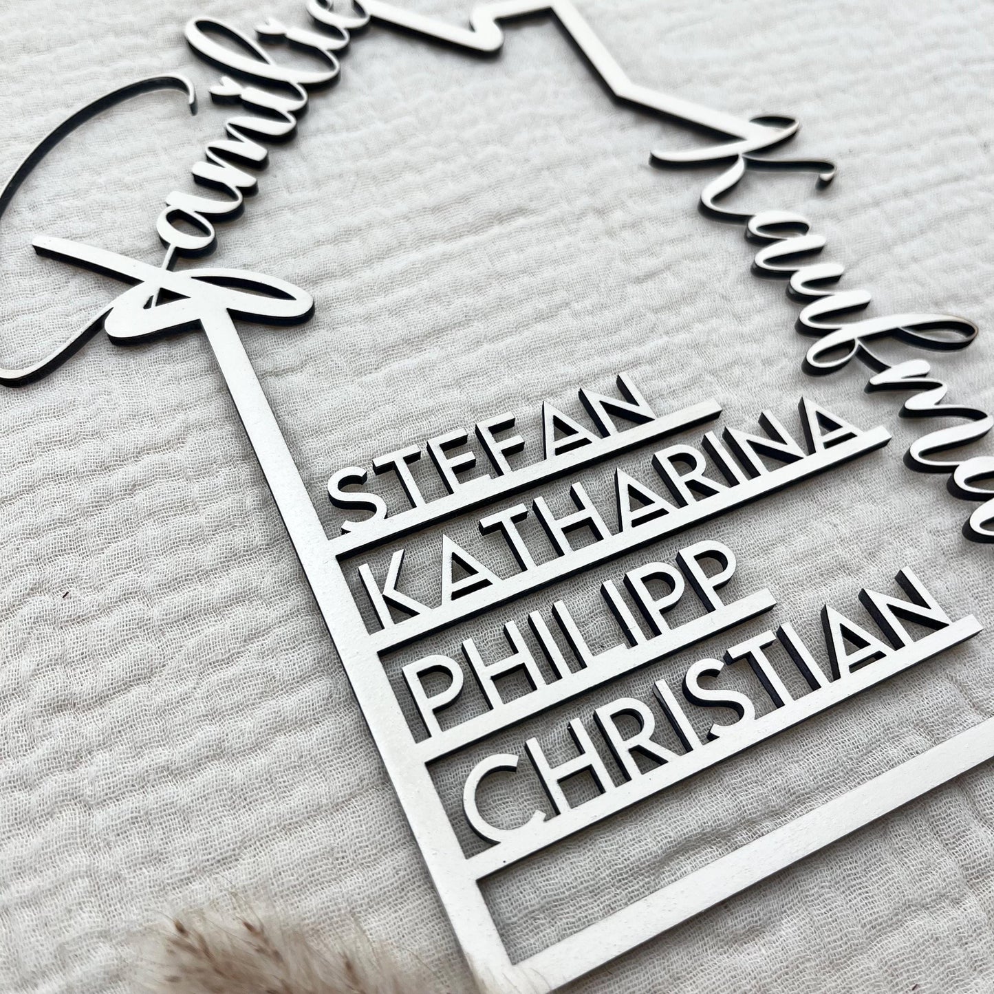 Personalisierbares familienschild in hausform, deko aus holz mit namen, geschenk zum einzug, hausbau, familie
