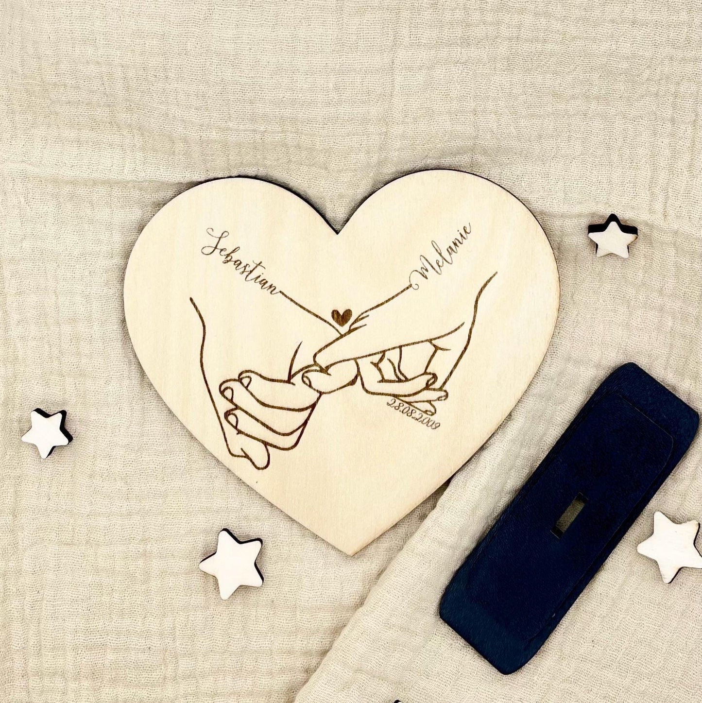 Herz-Dekor Hand-in-Hand Motiv – personalisiertes Geschenk für Paare