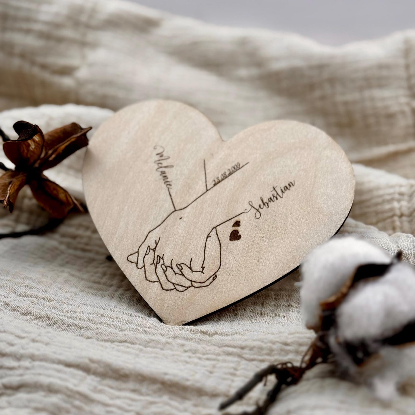 Herz-Dekoration aus Holz personalisiert – Hand-in-Hand Motiv Geschenk für Paare, Hochzeit & Jahrestag