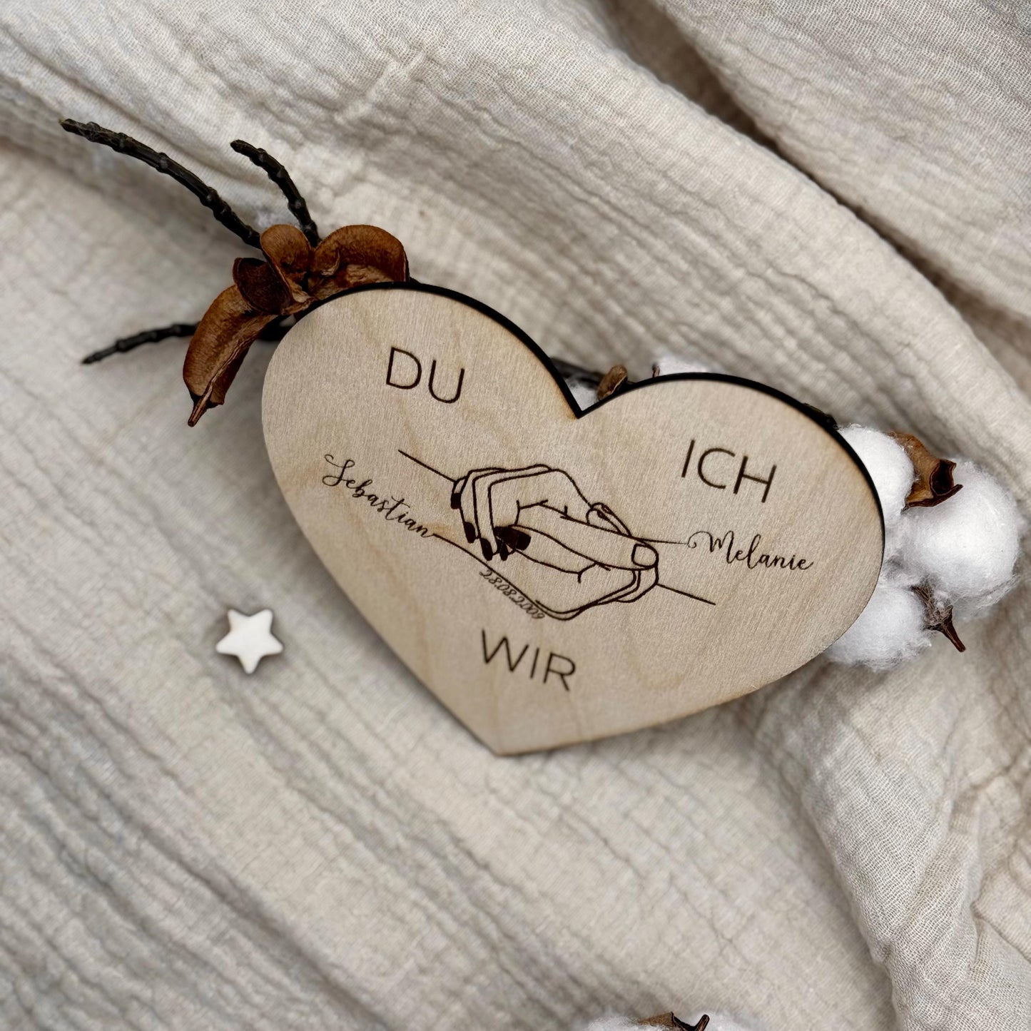 Personalisiertes Herz-Dekor Holz – Hand-in-Hand-Motiv mit Namen & Datum | Geschenk Hochzeit & Jahrestag