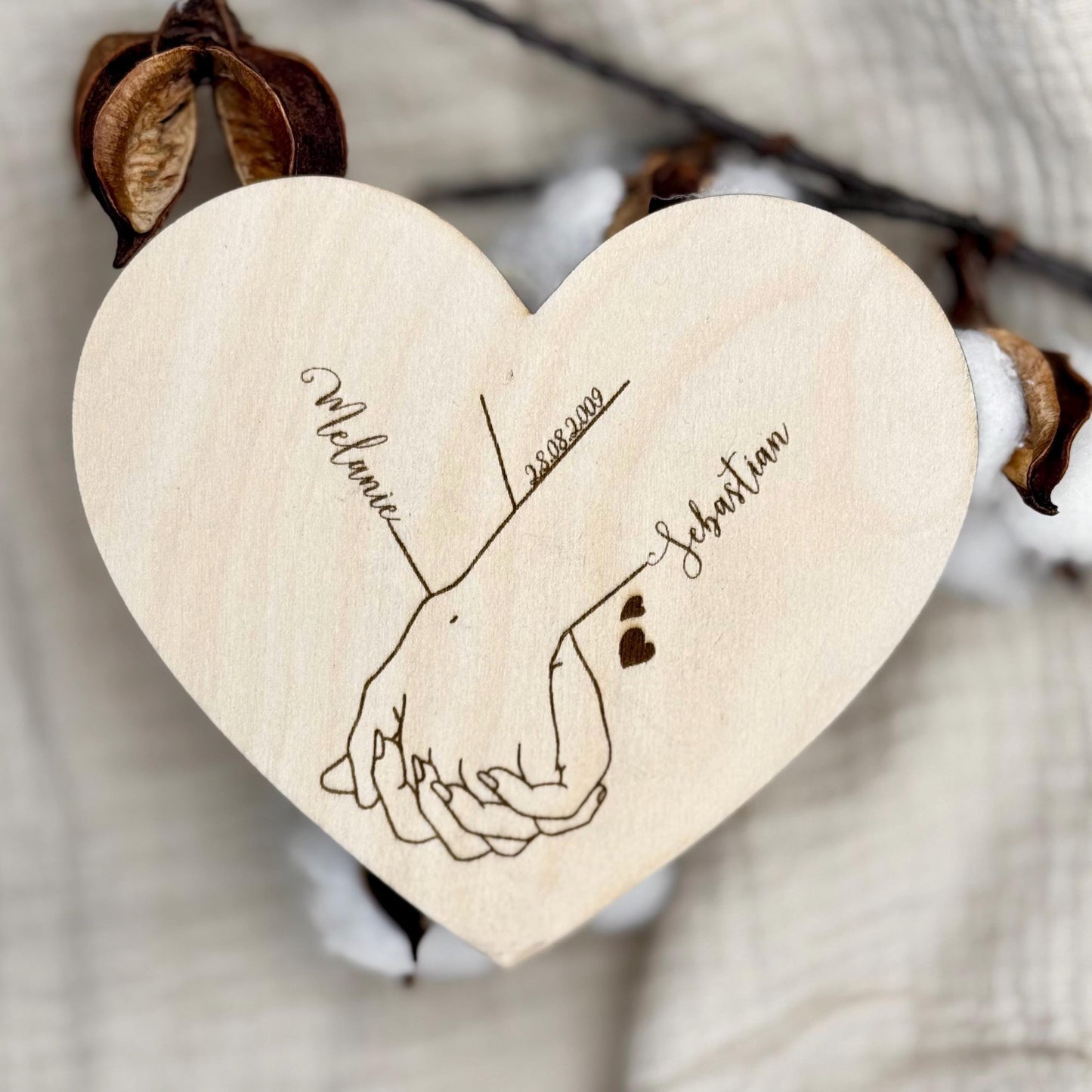 Herz-Dekoration aus Holz personalisiert – Hand-in-Hand Motiv Geschenk für Paare, Hochzeit & Jahrestag