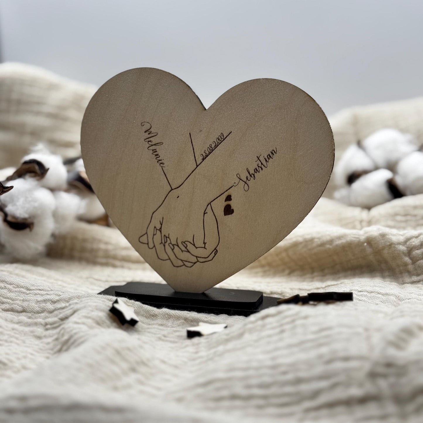Herz-Dekoration aus Holz personalisiert – Hand-in-Hand Motiv Geschenk für Paare, Hochzeit & Jahrestag