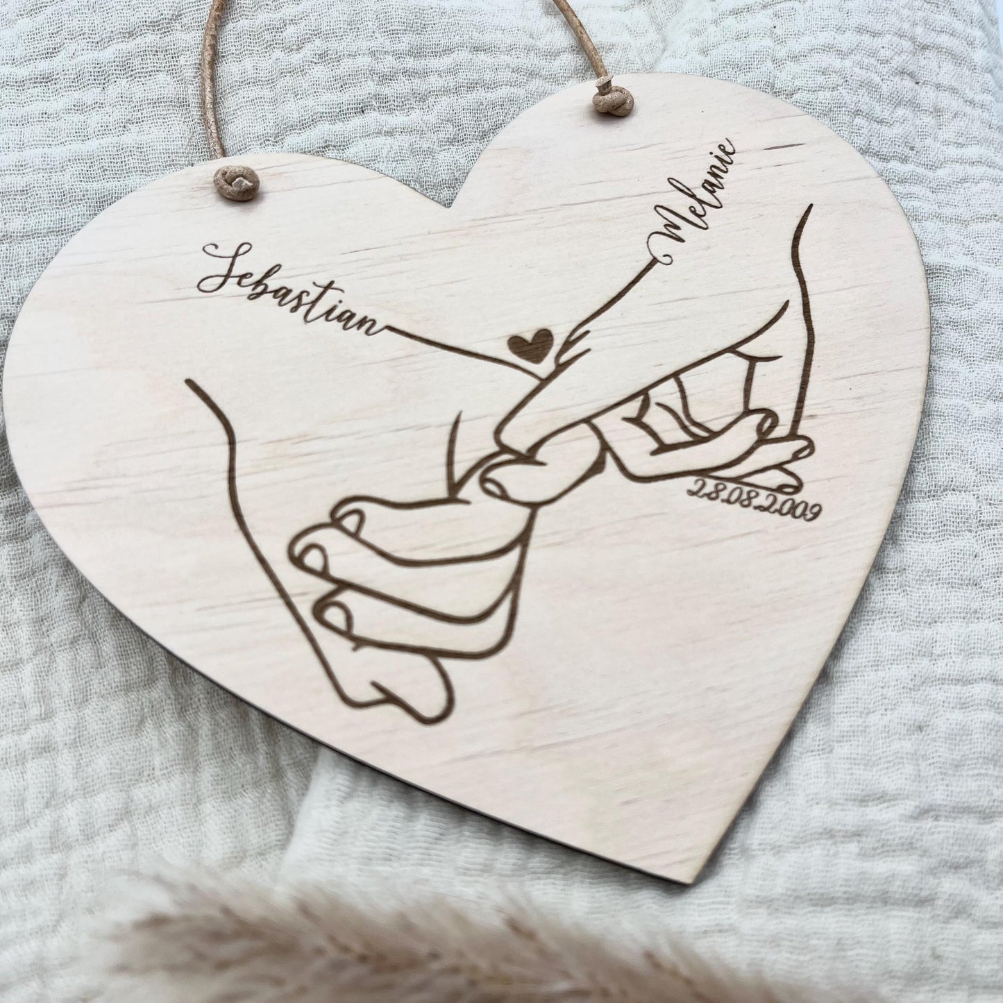 Herz-Dekor Hand-in-Hand Motiv – personalisiertes Geschenk für Paare