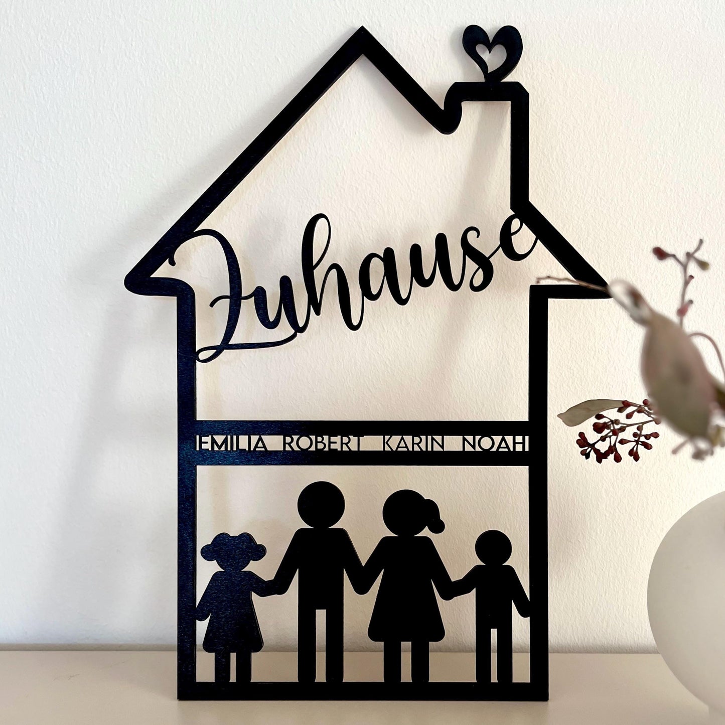 Familienschild aus Holz in Hausform – personalisiert mit Namen & Figuren