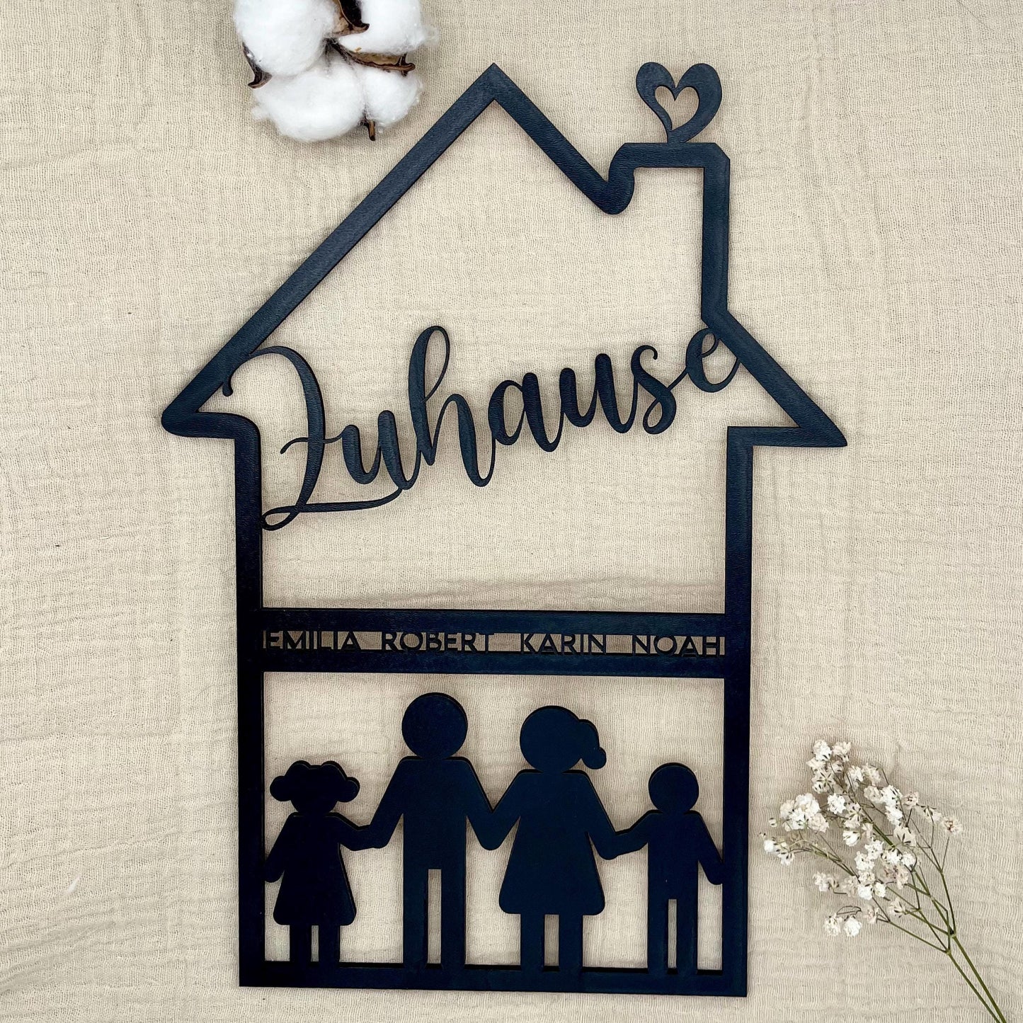 Familienschild aus Holz in Hausform – personalisiert mit Namen & Figuren