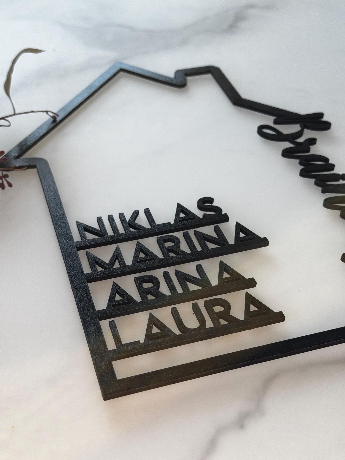 Familienschild Holz Hausform personalisiert – mit Namen & Vornamen | Geschenk Einzug, Hochzeit & Hausbau