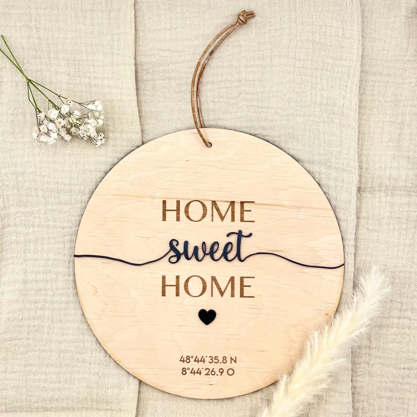 Personalisiertes Türschild aus Holz, Wanddeko mit Koordinaten und Acryl Schrift, Geschenk zum Einzug, Hauskauf & Richtfest, ø 19 cm