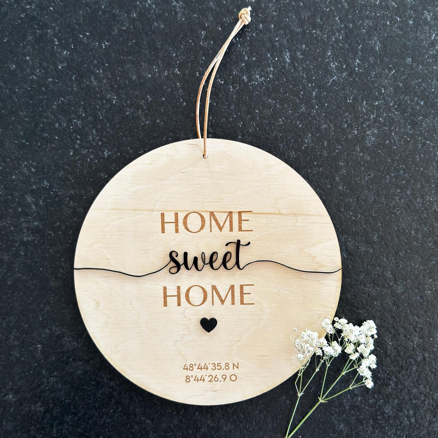 Personalisiertes Türschild aus Holz, Wanddeko mit Koordinaten und Acryl Schrift, Geschenk zum Einzug, Hauskauf & Richtfest, ø 19 cm