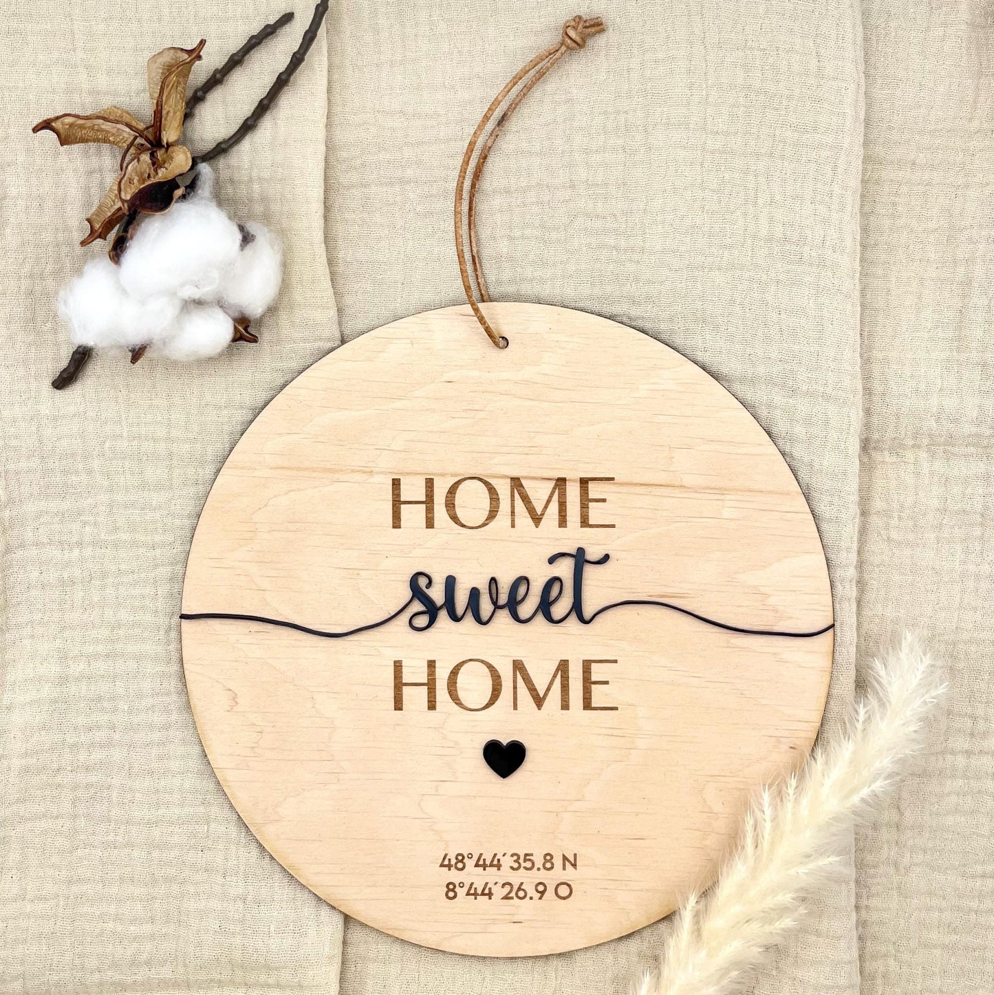 Personalisiertes Türschild aus Holz, Wanddeko mit Koordinaten und Acryl Schrift, Geschenk zum Einzug, Hauskauf & Richtfest, ø 19 cm