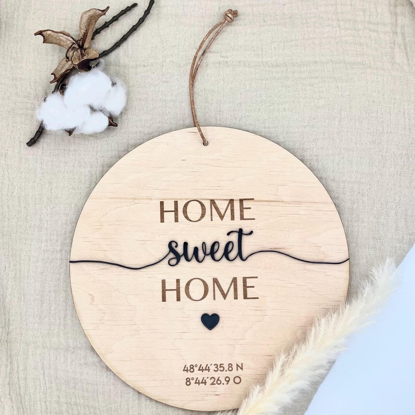 Personalisiertes Türschild aus Holz, Wanddeko mit Koordinaten und Acryl Schrift, Geschenk zum Einzug, Hauskauf & Richtfest, ø 19 cm