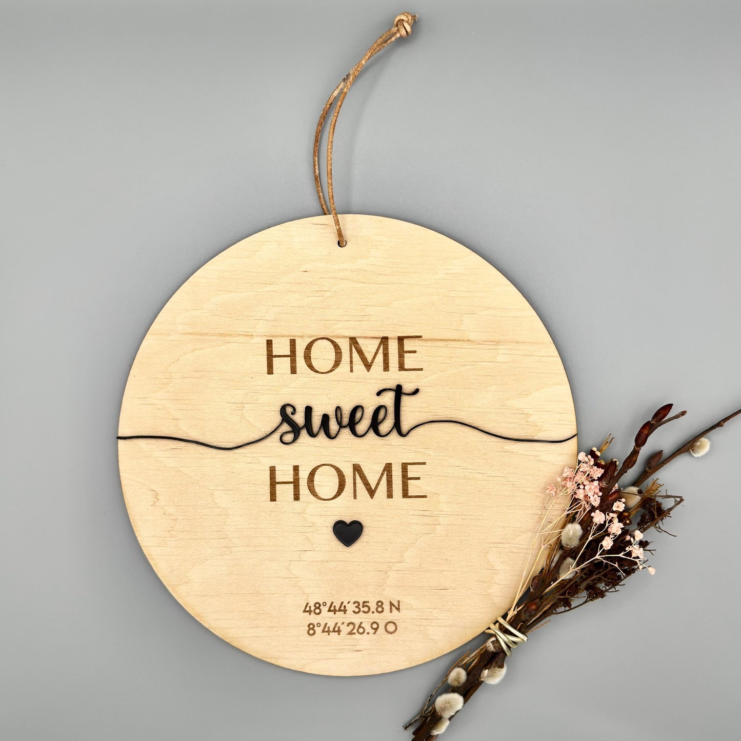 Personalisiertes Türschild aus Holz, Wanddeko mit Koordinaten und Acryl Schrift, Geschenk zum Einzug, Hauskauf & Richtfest, ø 19 cm