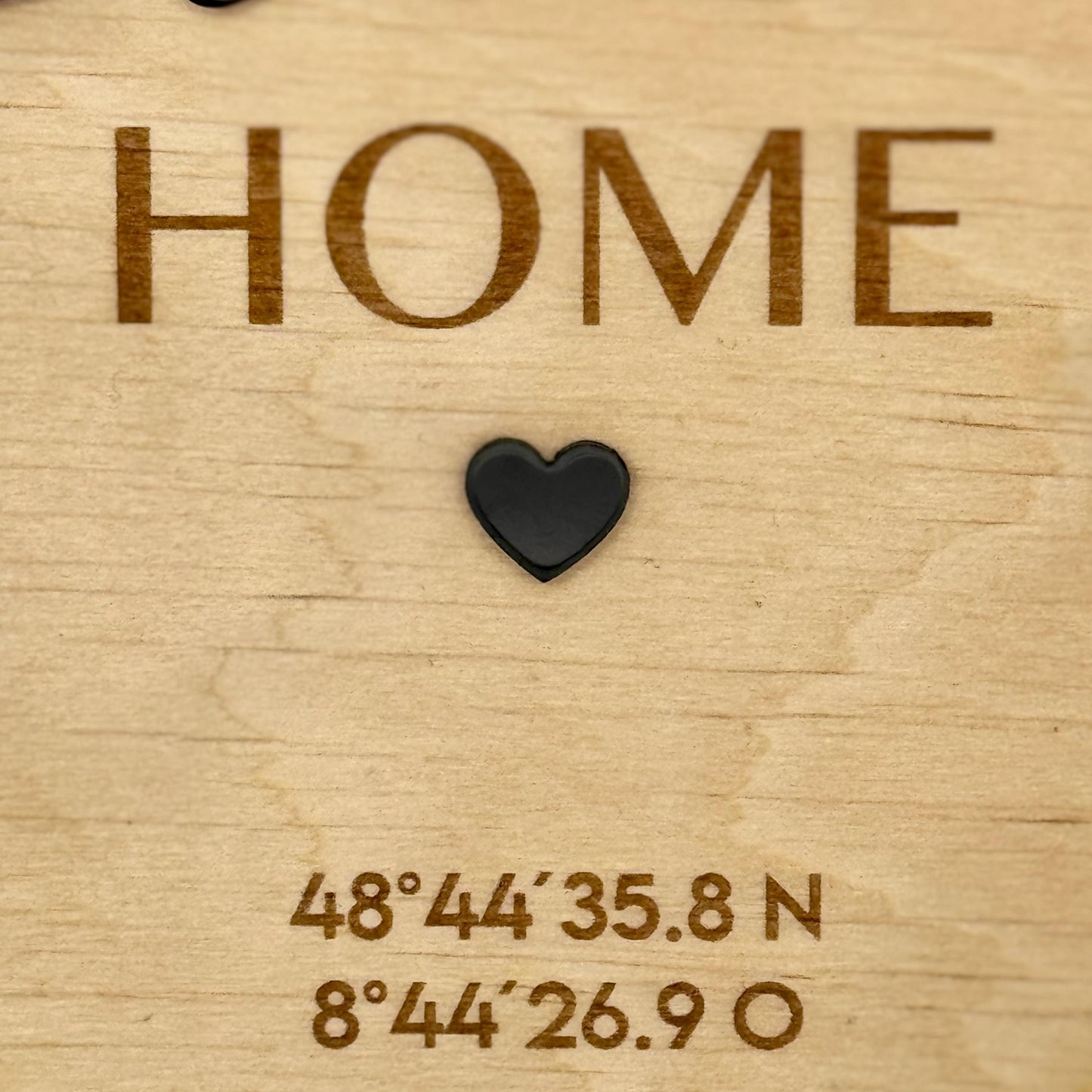 Personalisiertes Türschild aus Holz, Wanddeko mit Koordinaten und Acryl Schrift, Geschenk zum Einzug, Hauskauf & Richtfest, ø 19 cm
