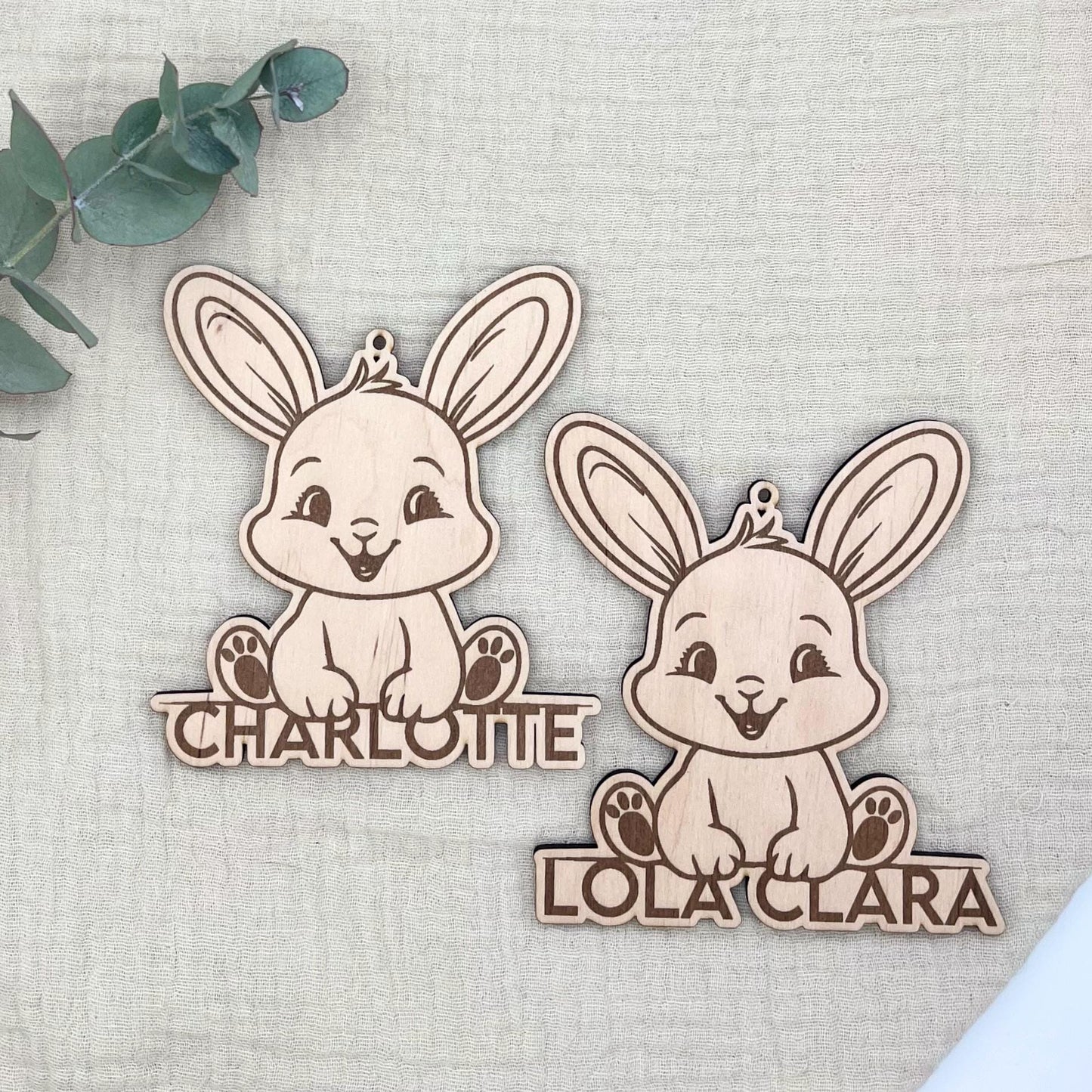 Personalisierter Hase mit Namen Holz, Osterdeko, Geschenkidee, Platzkarte, Türkranz, Türschild, Namensschild, Osterhase, Ostern