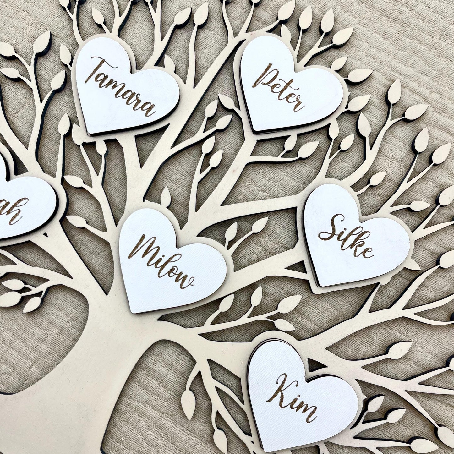 Familienschild Stammbaum aus Holz personalisiert – mit Herzen & bis zu 30 Namen