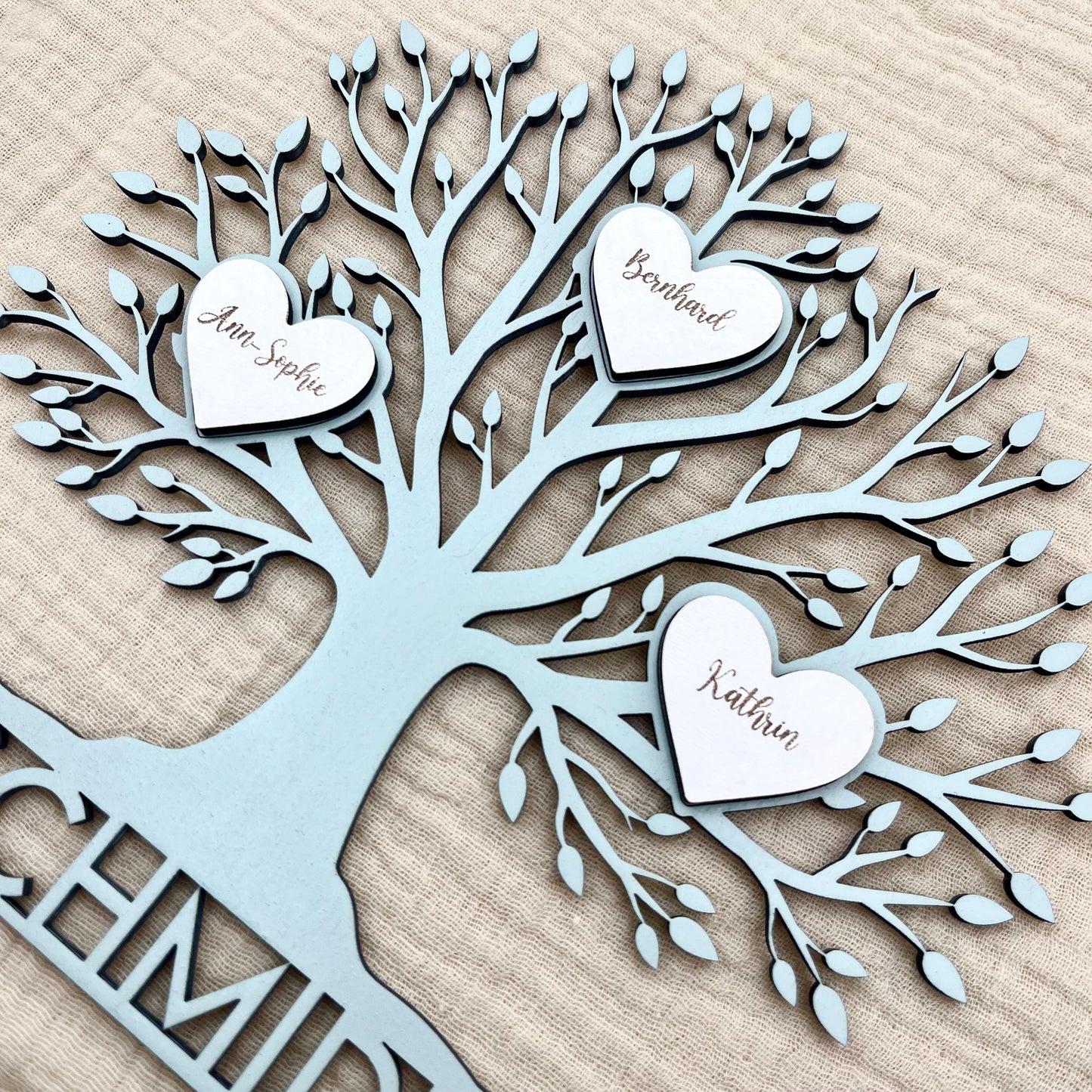 Familienschild Stammbaum aus Holz personalisiert – mit Herzen & bis zu 30 Namen